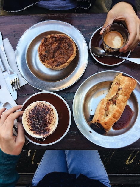 Foto sección media de amigos tomando el desayuno en la mesa