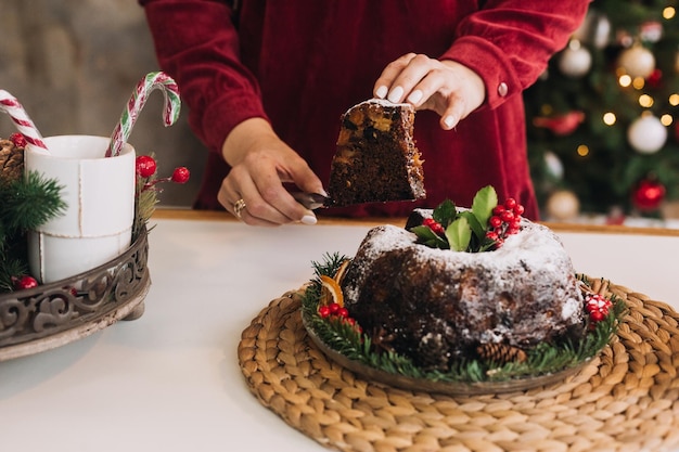 Foto sección media del árbol de navidad en la mesa