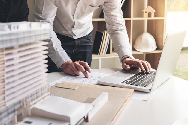 Sección media del arquitecto que trabaja en la oficina
