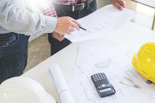 Foto sección media de arquitectos trabajando en el proyecto