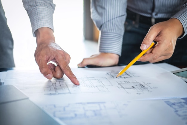 Sección media de las arquitecturas discutiendo el plan en el escritorio