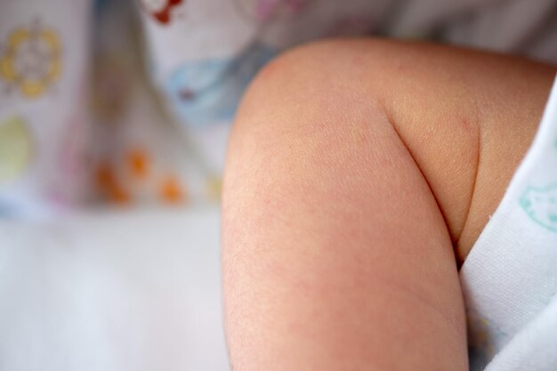 Foto sección media del bebé relajándose en la cama en casa