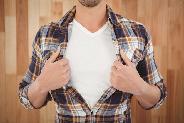 Foto sección media de la camisa de apertura hipster en estilo superhéroe