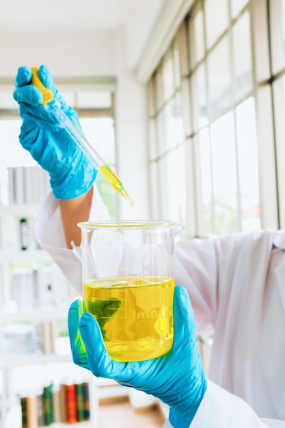 Foto sección media de un científico examinando una sustancia química en el laboratorio