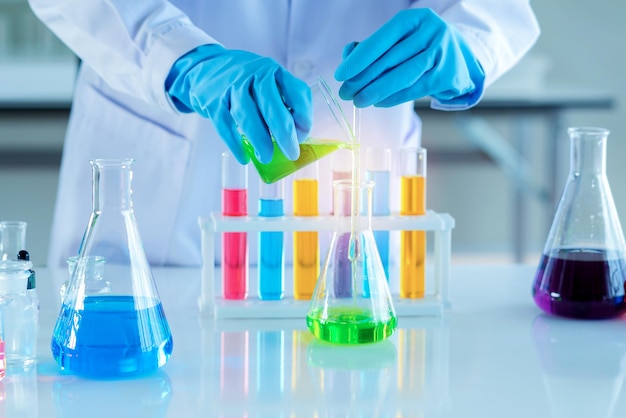 Sección media de un científico trabajando en un laboratorio