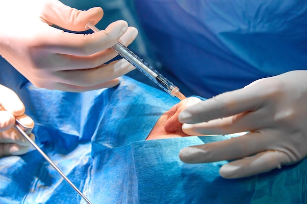 Foto sección media de los cirujanos que realizan una cirugía
