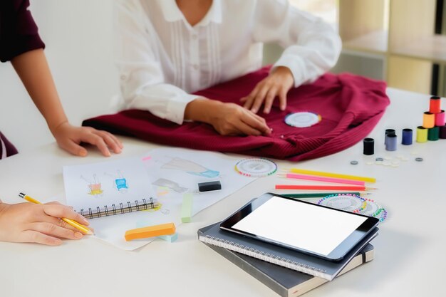 Sección media de colegas femeninas que trabajan en el escritorio de la oficina