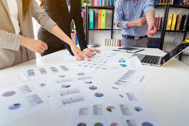 Foto sección media de colegas de negocios que trabajan juntos en la oficina