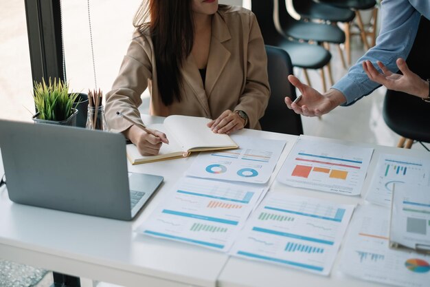 Sección media de colegas de negocios que trabajan en la oficina