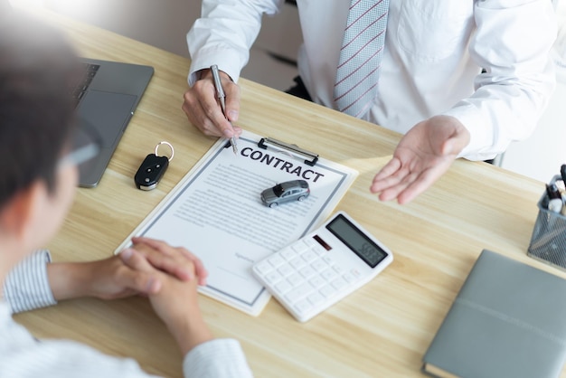 Sección media de colegas de negocios trabajando en la mesa