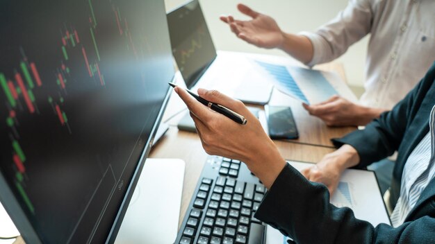 Sección media de colegas que usan la computadora