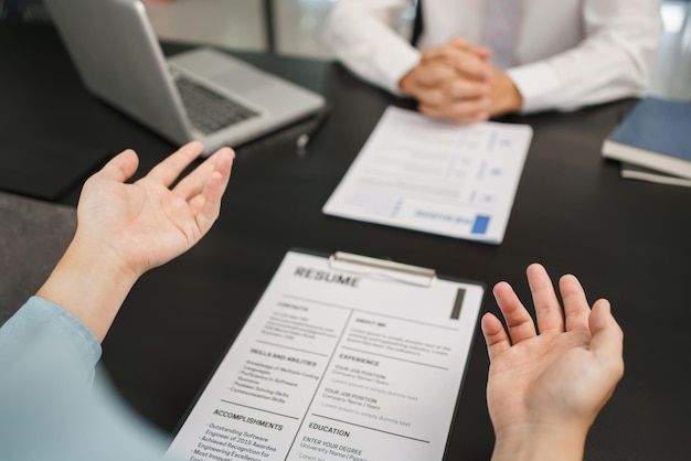 Foto sección media de colegas trabajando en la mesa