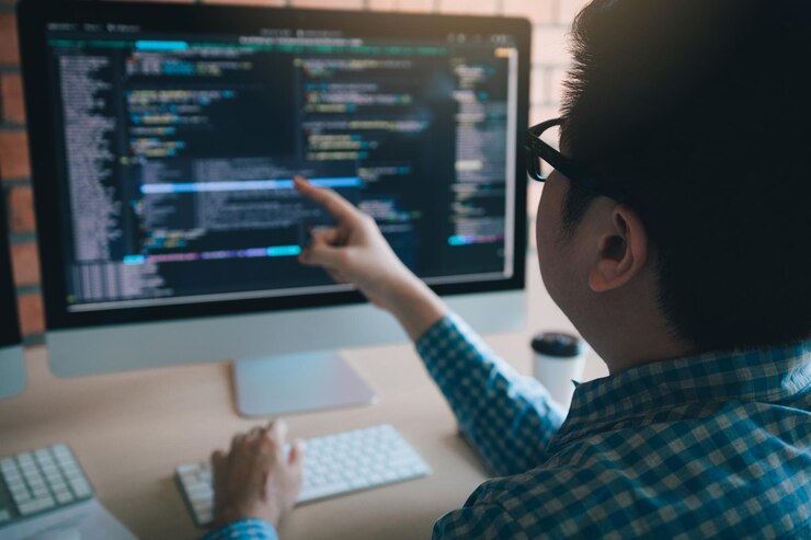 Foto sección media del desarrollador de software que trabaja en la oficina