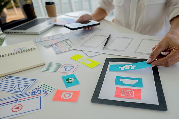 Sección media de diseñador gráfico trabajando en un escritorio en la oficina