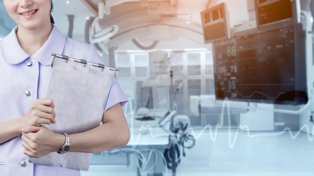 Sección media de una enfermera con un portapapeles en el hospital