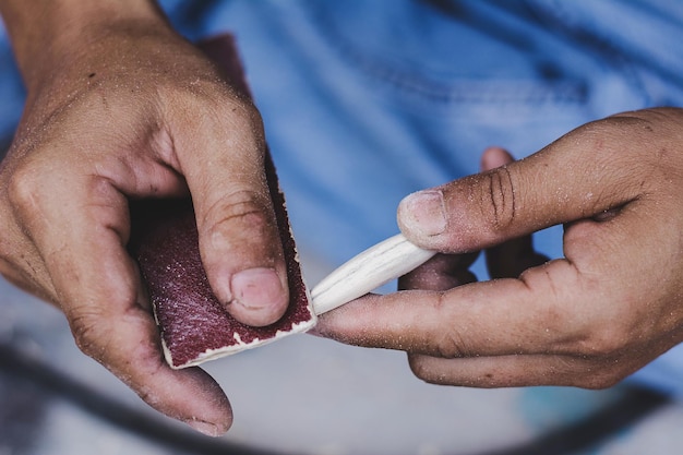 Foto sección media de equipos de pulido de madera para hombres