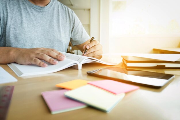 Foto sección media del estudiante estudiando en la mesa