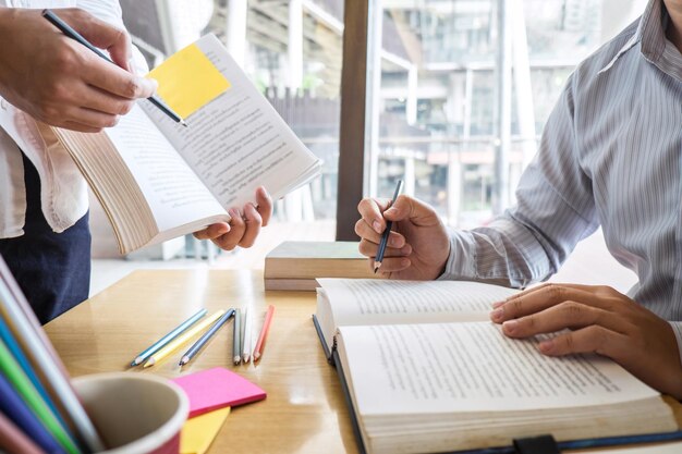 Foto sección media de estudiante y tutor en la mesa