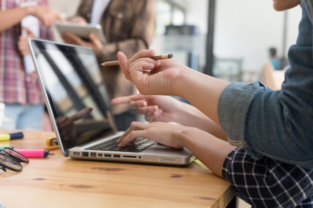 Foto sección media de la gente de negocios trabajando en la mesa