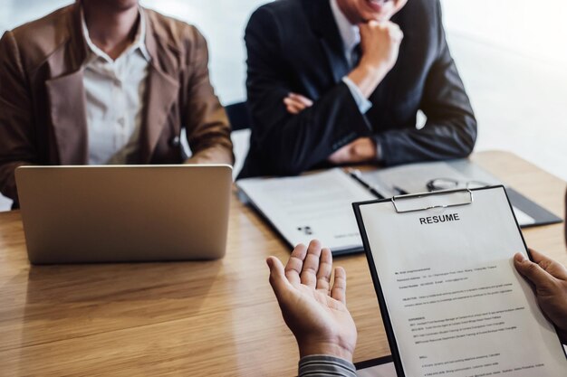 Foto sección media de gerentes que realizan entrevistas en la mesa de la oficina