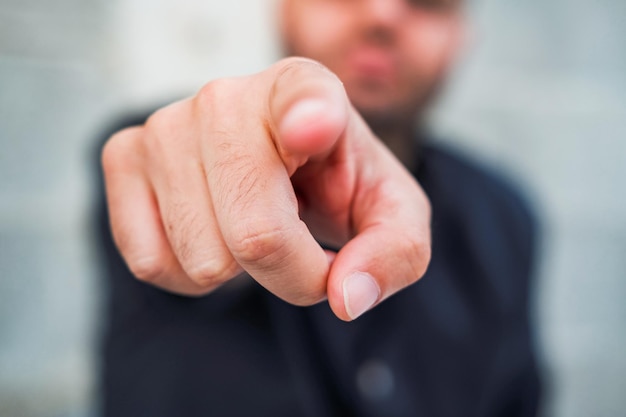 Foto sección media del hombre apuntando