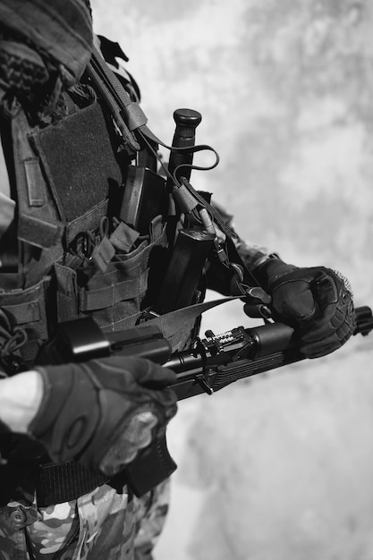 Foto sección media de un hombre con un arma de pie al aire libre