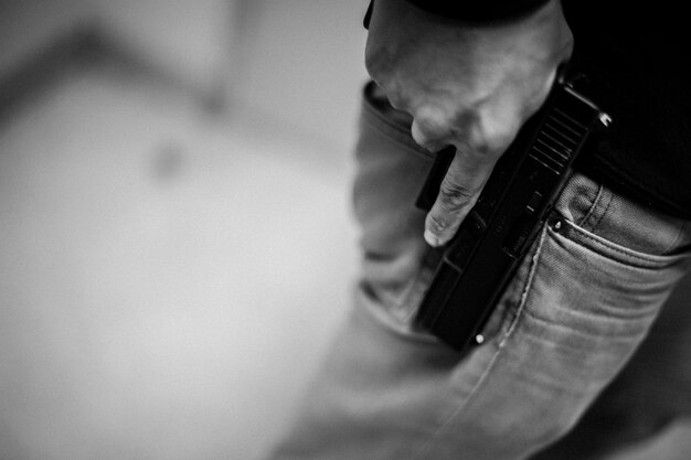 Foto sección media de un hombre con un arma