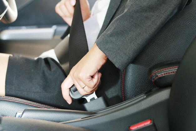 Foto sección media de un hombre en un autobús