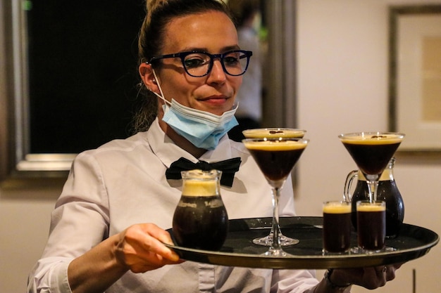 Foto sección media de un hombre con una bebida en la mesa en un restaurante