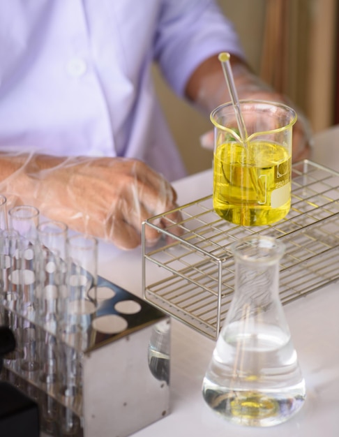 Foto sección media de un hombre bebiendo vasos en la mesa