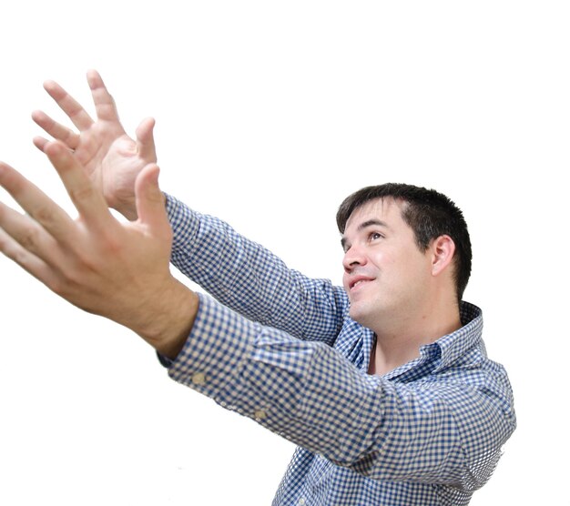 Foto sección media de un hombre con los brazos levantados contra un fondo blanco