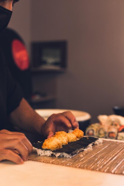 Foto sección media de un hombre con comida en la mesa