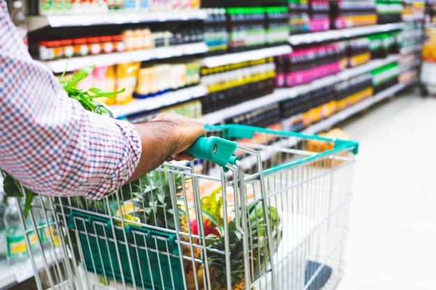 Sección media de un hombre con comida en la tienda