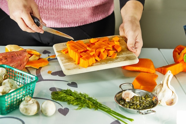 Foto sección media de un hombre comiendo en la cocina