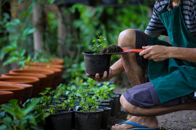 Foto sección media de un hombre comiendo en el patio