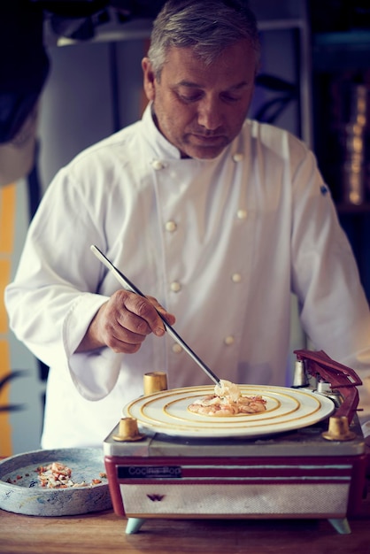 Foto sección media de un hombre comiendo en un restaurante