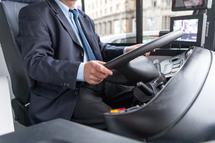 Foto sección media de un hombre conduciendo un autobús