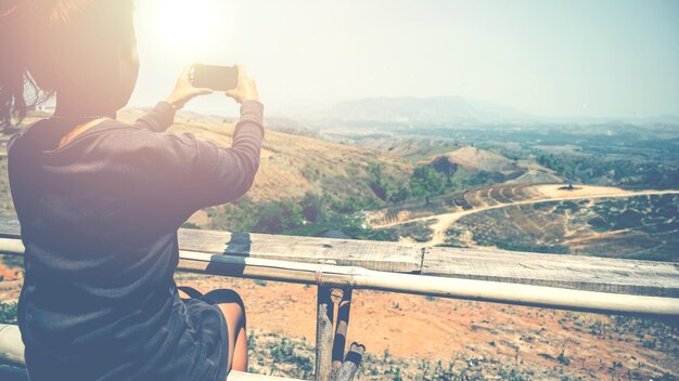 Foto sección media de un hombre fotografiando en la cámara