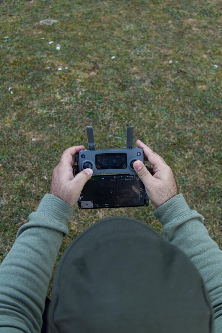 Foto sección media de un hombre fotografiando un teléfono inteligente