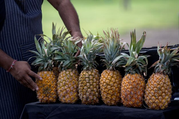 Foto sección media de un hombre con frutas en el mercado