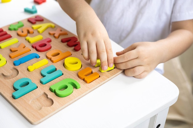 Foto sección media de un hombre jugando con bloques de juguete