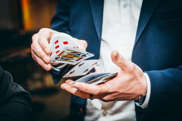 Sección media de un hombre jugando a las cartas en un casino.