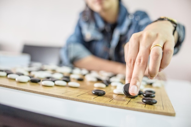 Sección media de un hombre jugando a un juego de mesa en la mesa