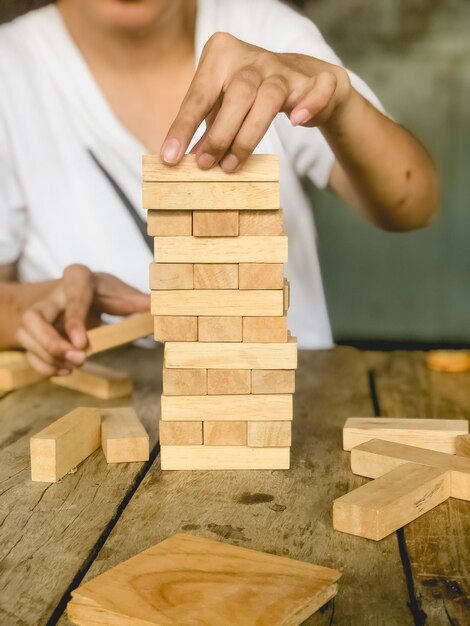 Sección media de un hombre jugando en la mesa