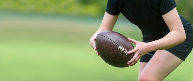 Foto sección media de un hombre jugando con una pelota