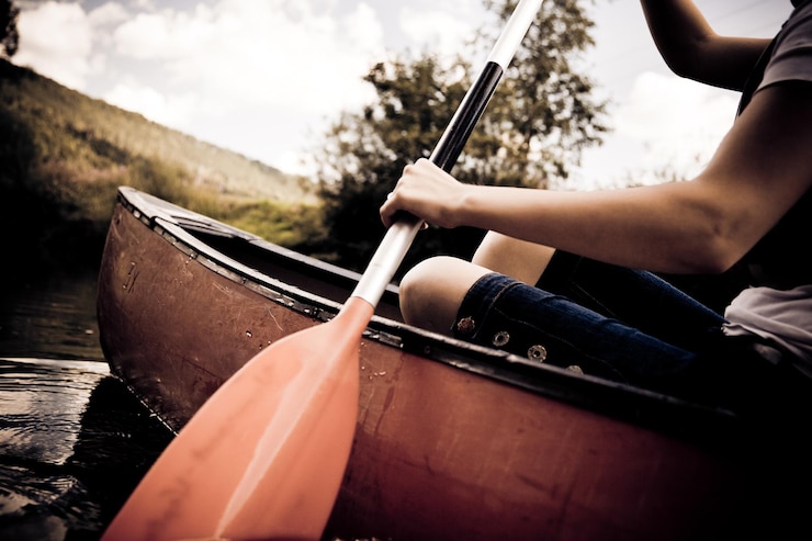 Foto sección media de un hombre en kayak en un lago contra el cielo