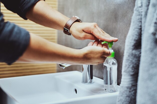 Foto sección media de un hombre lavándose las manos