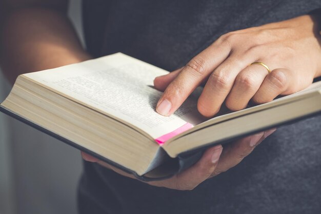 Foto sección media de un hombre leyendo la biblia