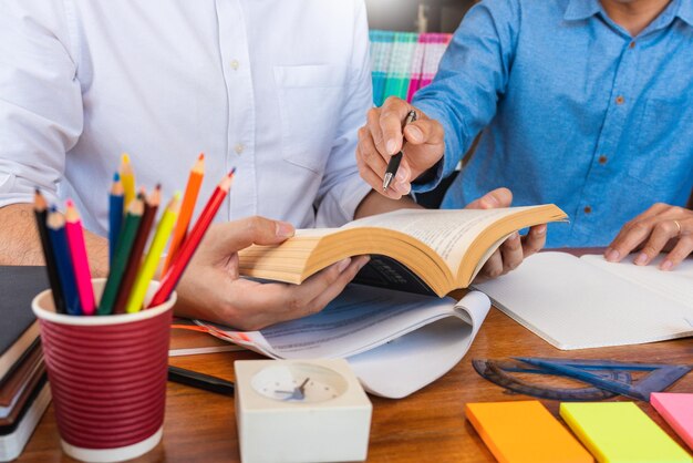 Foto sección media de un hombre leyendo un libro en la mesa