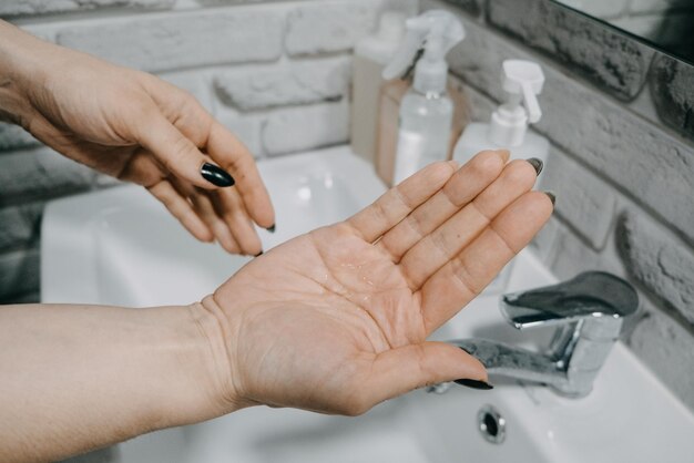 Foto sección media de un hombre con las manos en el baño